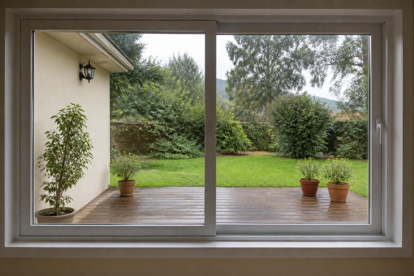 Ventana corredera de PVC hacia una terraza. Foto de referencia, no es un trabajo de Winwood.